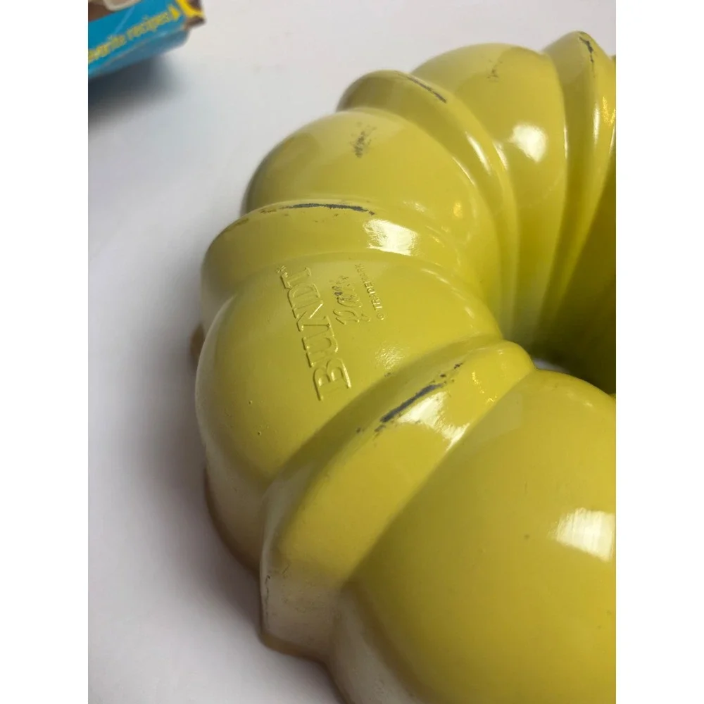 Vintage‎ Nordic Ware Bundt Pan 12 Cup Cast Aluminum Harvest Gold Yellow 70s Box